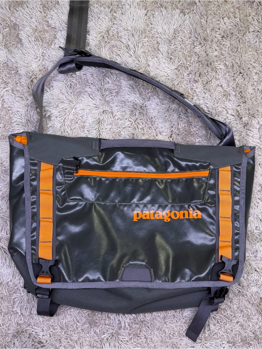 Patagonia Black Hole Messenger Bag 22L 49325 FA13 Gray Orange Laptop